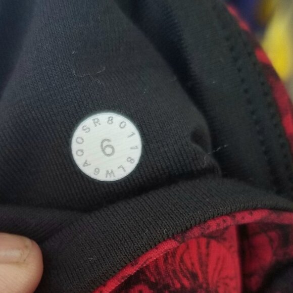 Lululemon Train Times Crop 21" Carmine True Red Black, size 6 - Picture 8 of 9